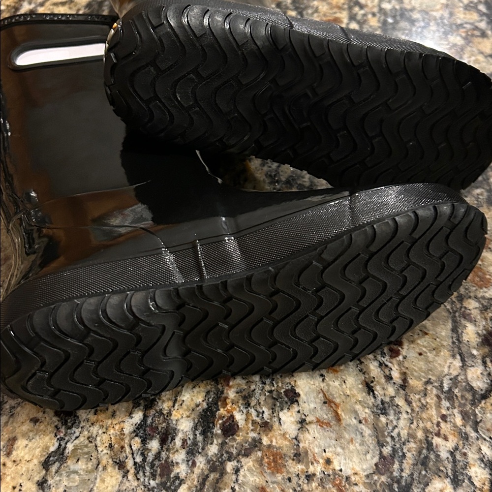 Bogs Black Glossy Rain Boots, size 4Y - Picture 5 of 6
